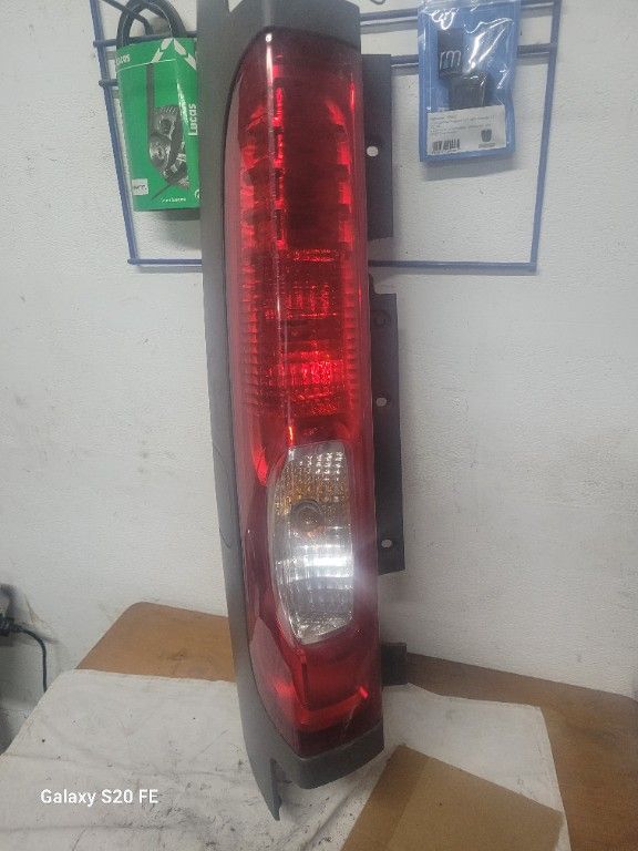 FEU AR G RENAULT TRAFIC 2008