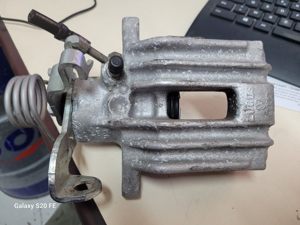 ETRIER DE FREIN AR D AUDI A4 2002