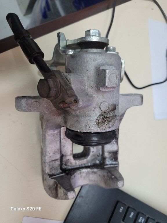 ETRIER DE FREIN AR D AUDI A4 2002