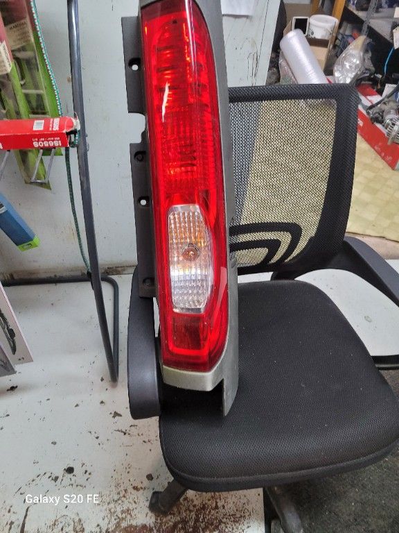 FEU AR D RENAULT TRAFIC 2011