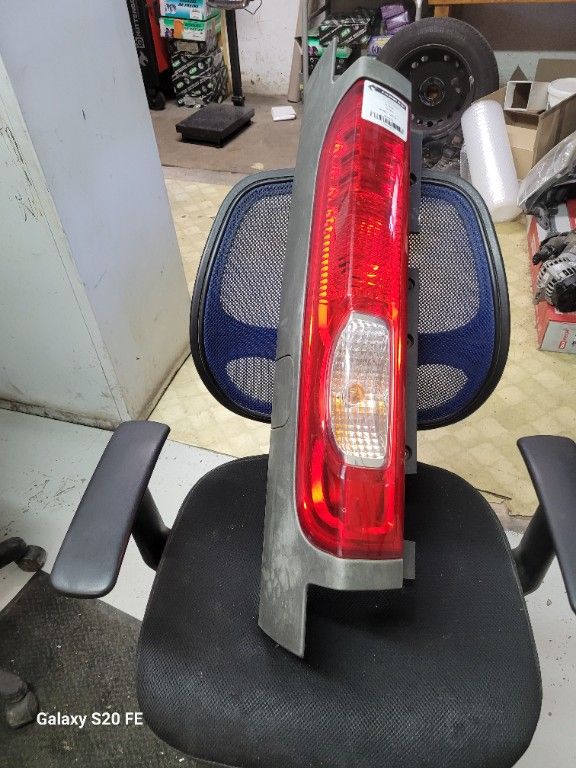 FEU AR G RENAULT TRAFIC 2011
