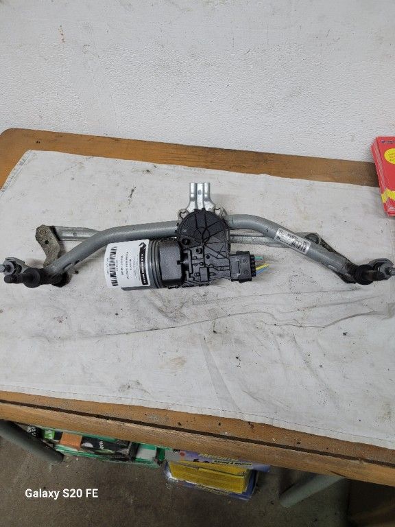 MOTEUR ESSUI GLACE AV PEUGEOT 208 2013