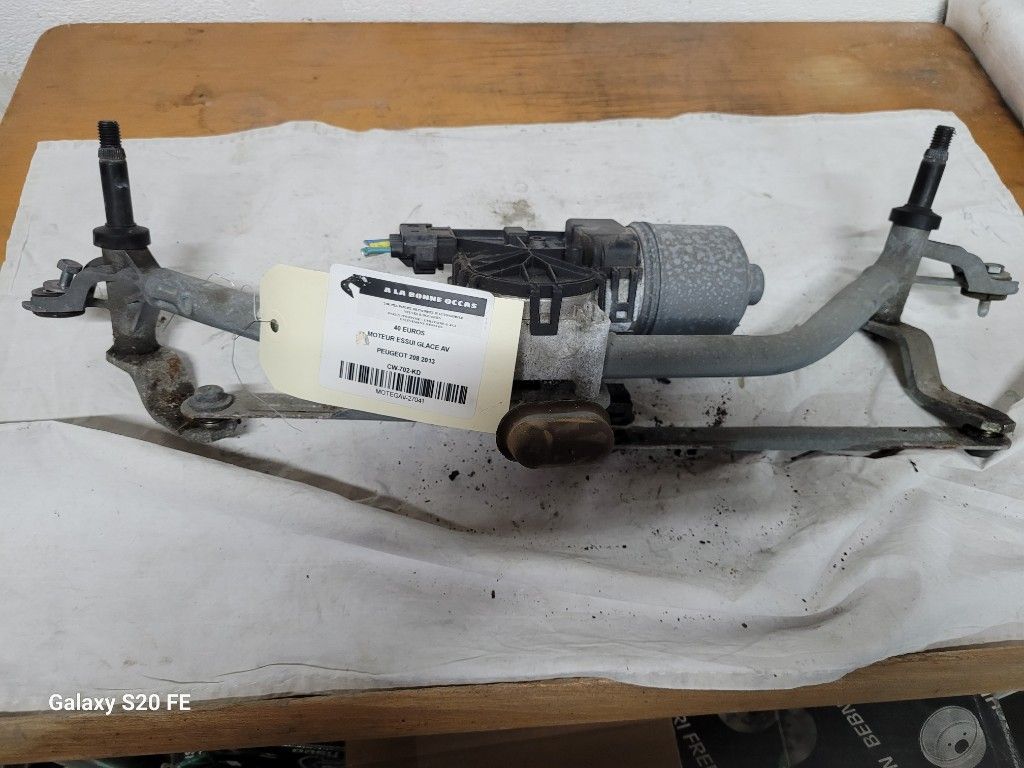 MOTEUR ESSUI GLACE AV PEUGEOT 208 2013