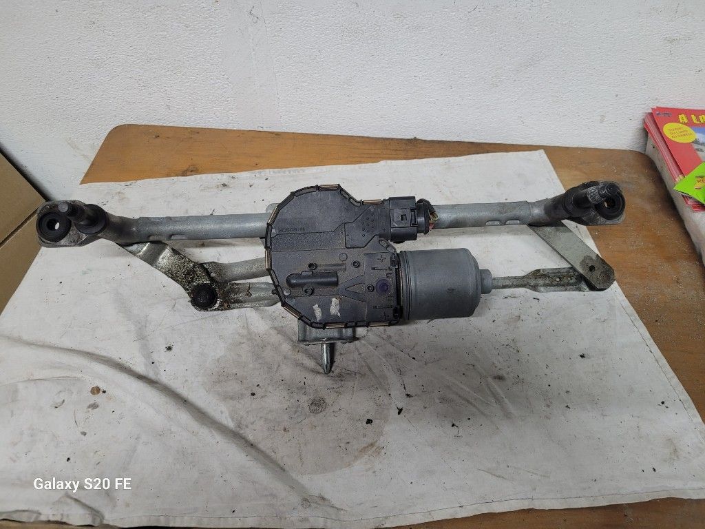 MOTEUR ESSUI GLACE AV VOLKSWAGEN SHARAN 2011