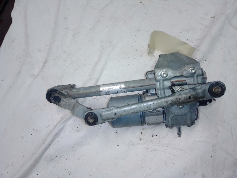 MOTEUR ESSUI GLACE AV VOLKSWAGEN TOURAN 2004