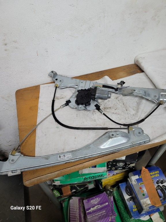 MOTEUR LEVE GLACE AV D RENAULT CLIO III 2011