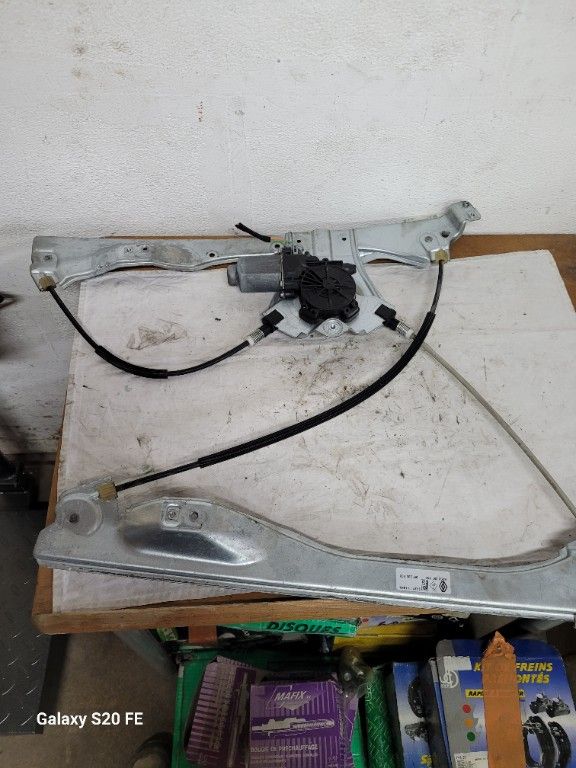 MOTEUR LEVE GLACE AV G RENAULT CLIO III 2011