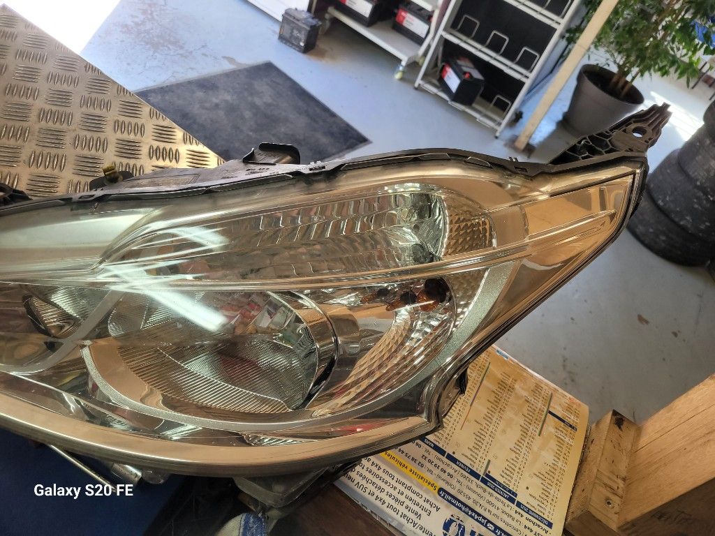 OPTIQUE AVG PEUGEOT 208 2014