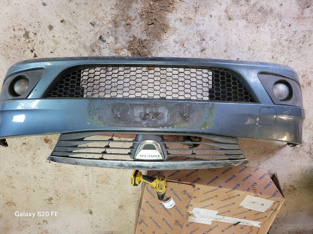 PARE CHOCS AV DACIA LOGAN 2009